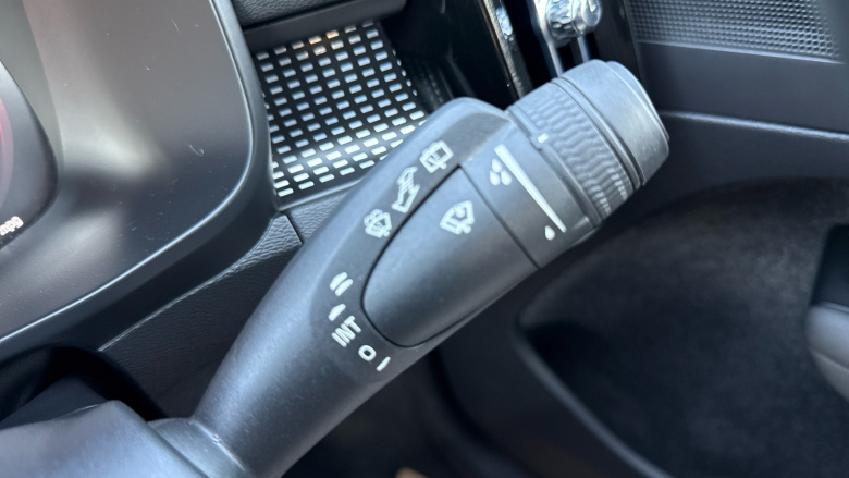 Volvo Xc40 2.0 B4P R DESIGN 5dr Auto Petrol Estate